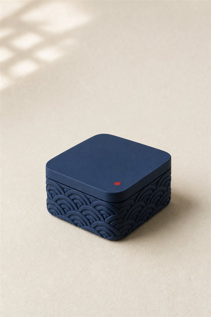 青海波文様を浮き彫りにした藍色の蓋付き小箱